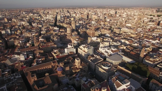 欧洲西班牙瓦伦西亚市中心建筑和古老的大教堂空中拍摄视频