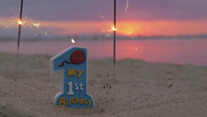 日落时在海滩上燃烧蜡烛和火花的特写镜头20秒视频