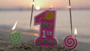 1岁生日点燃蜡烛和火花庆祝生日20秒视频