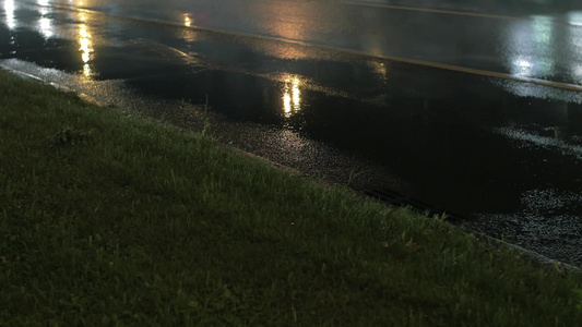 带有雨水的潮湿道路上的汽车交通夜景视频