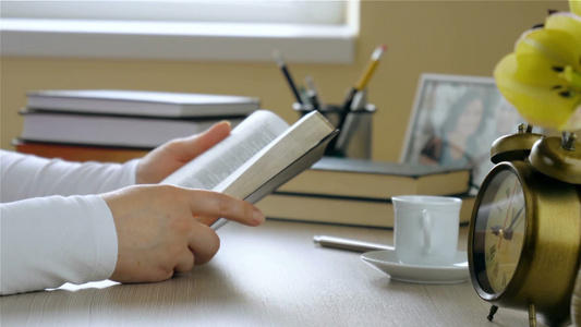 基督教妇女或女孩在家里读圣经拍摄特写视频