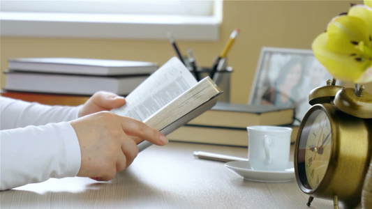 年轻的女人在家读圣经[二十多岁]视频