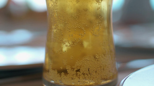 玻璃啤酒杯饮品气泡沫特写9秒视频