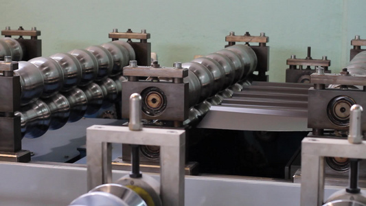 制造铝型材的自动化机器视频