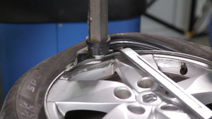 修理轮胎特写视图24秒视频