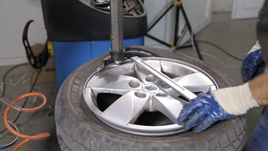 有人用特殊工具把轮胎从轮辋上打破，25秒视频