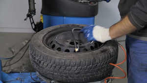 修理工人检查轮胎压力22秒视频