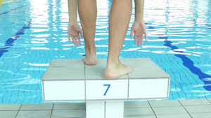 男人在游泳池游泳21秒视频