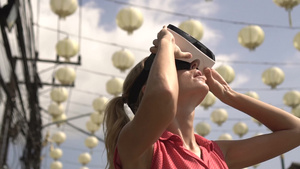 女人玩虚拟现实眼镜8秒视频