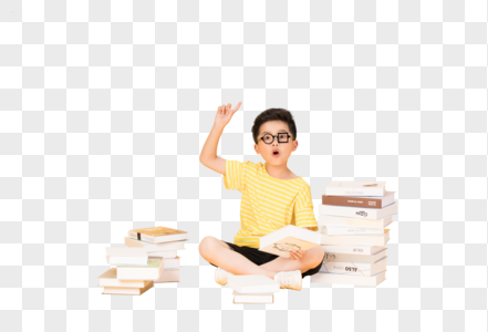 坐在书本旁的快乐小男孩高清图片