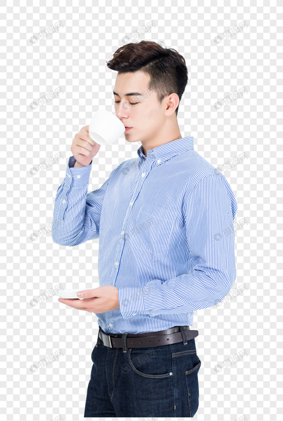 商务男性手拿咖啡杯喝水放松状态图片