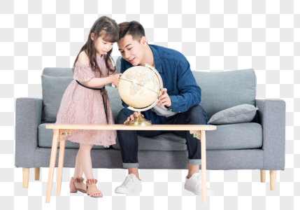 爸爸和女儿在客厅看地球仪图图片