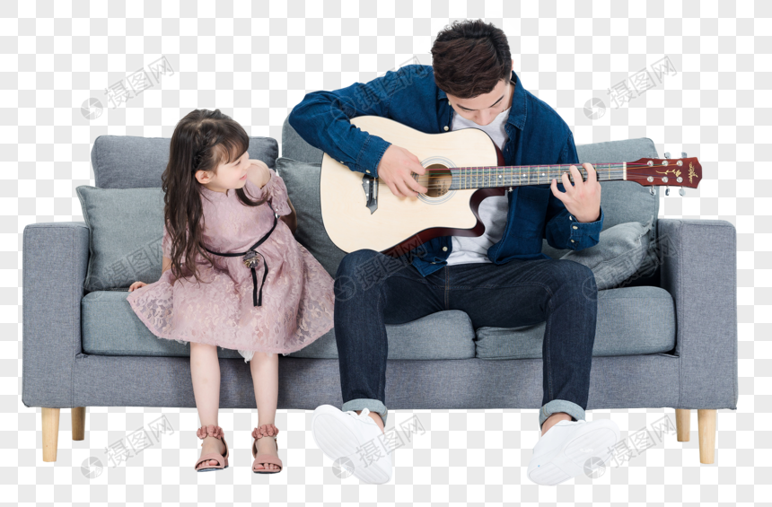 爸爸和女儿在客厅弹吉他图片图片