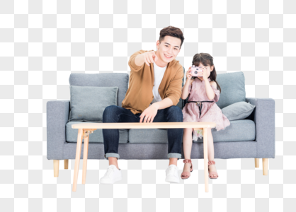 青春年轻爸爸和女儿在客厅沙发拍照自拍图片图片