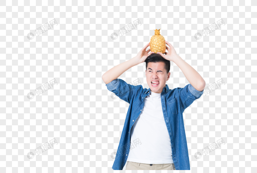 年轻男性头顶菠萝搞怪图片图片