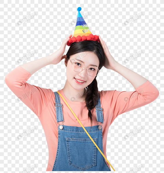 戴着生日帽微笑庆祝的青年女性图片图片