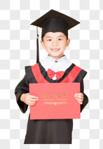 儿童学生穿学士服拍毕业照图片图片
