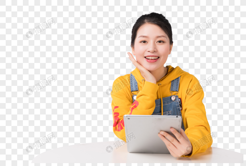 坐着使用平板电脑的时尚女生图片图片