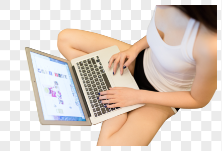 在沙发上玩电脑网购购物的女性图片