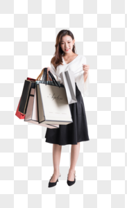 年轻女性提着购物袋看购物袋图片