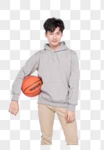 拿着篮球的帅气年轻男子图片