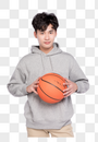 拿着篮球的帅气年轻男子图片