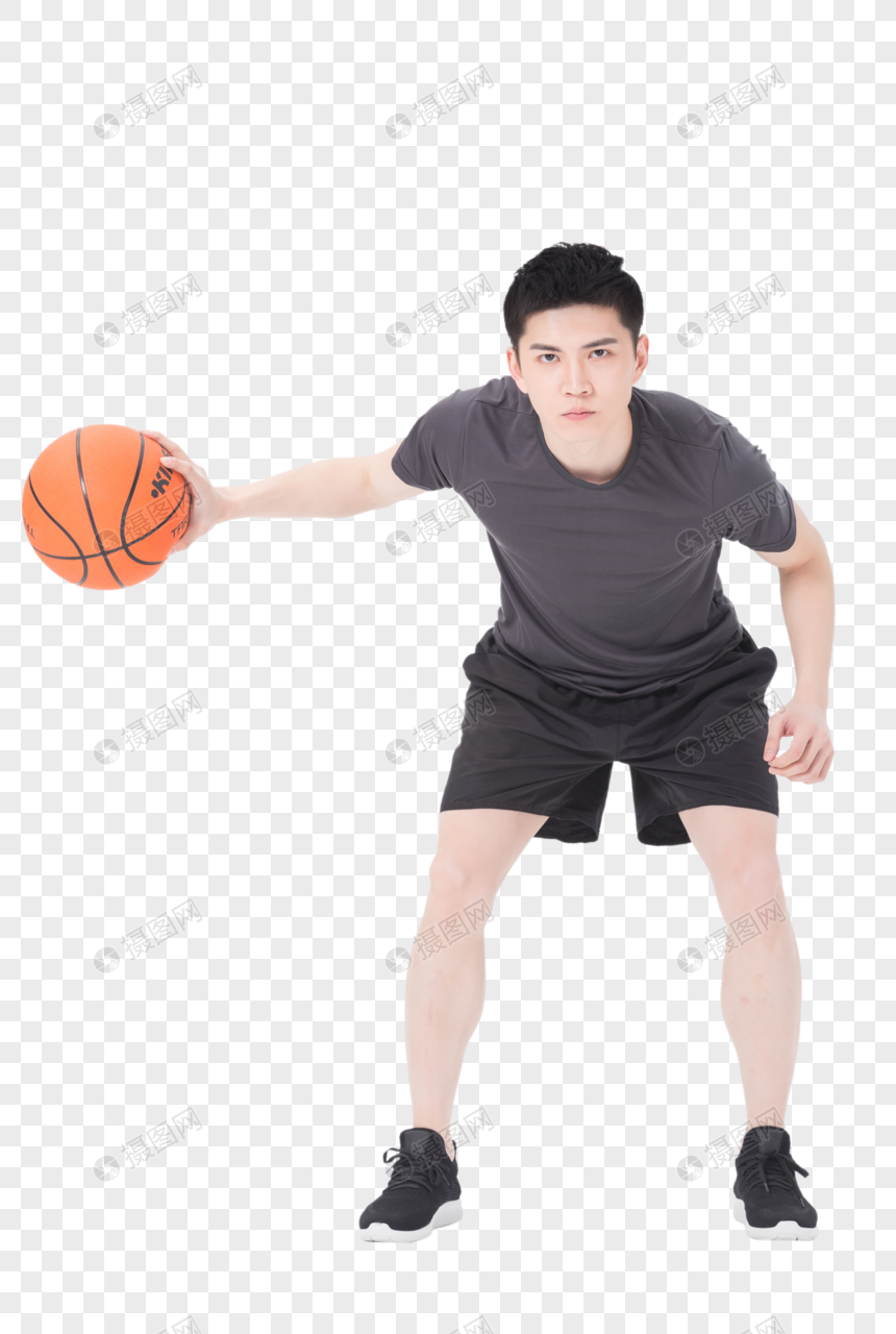 青年男性打篮球运球图片