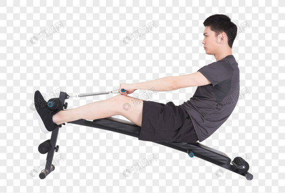 坐在运动器械上拉阻力带的健身男性图片