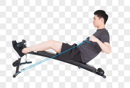 坐在运动器械上拉阻力带的健身男性高清图片