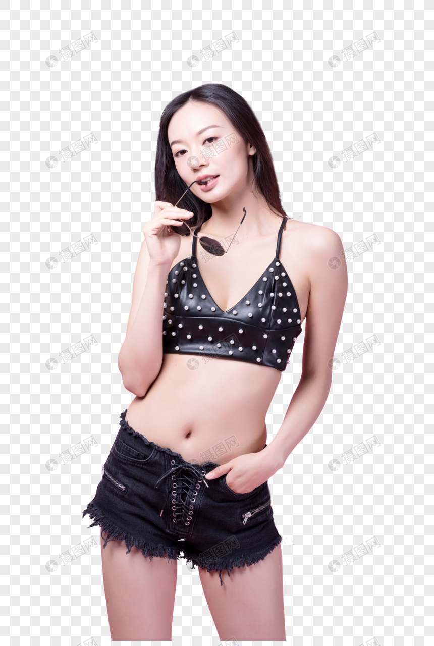 手拿墨镜的性感活力女性图片