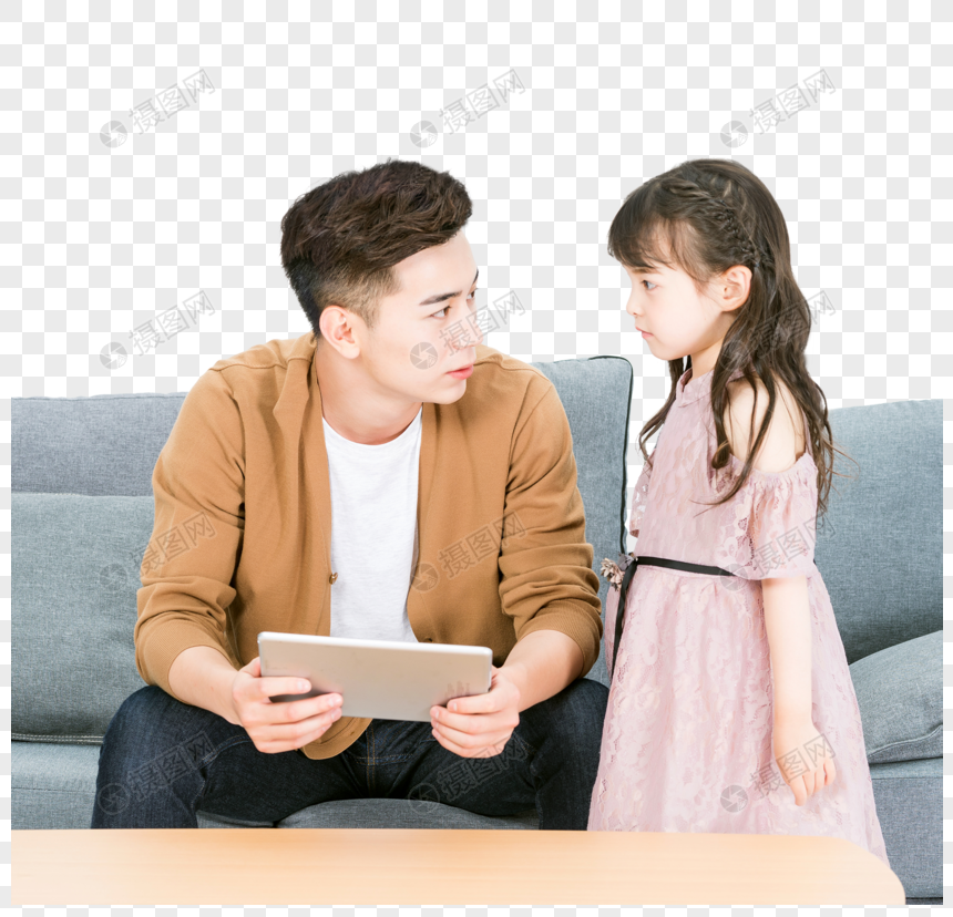 年轻爸爸和女儿在客厅沙发使用电脑学习