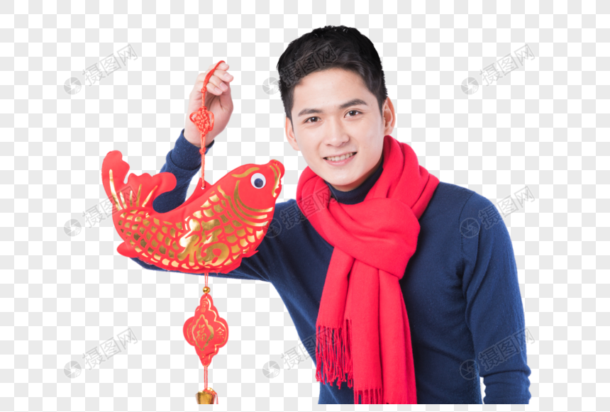 手拿新年挂饰的新年男性人像图片