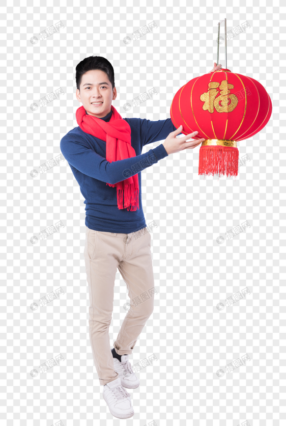 手拿新年挂饰的新年男性人像图片