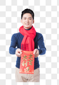 手拿红包的新年男性人像图片