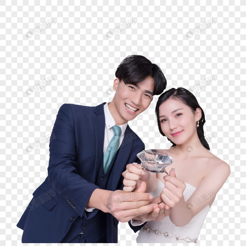 情侣婚纱手持钻戒恩爱动作图片