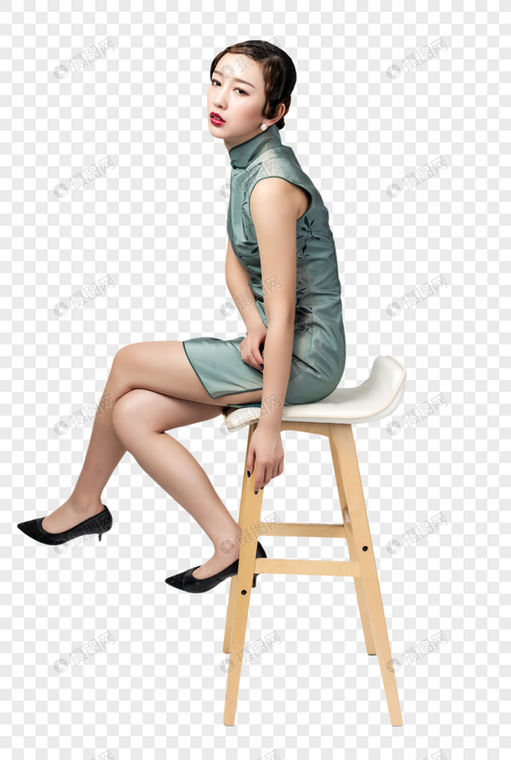 旗袍美女坐在椅子上