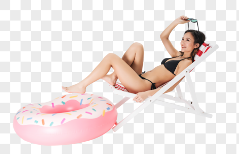 泳装美女坐在沙滩椅上与泳圈图片