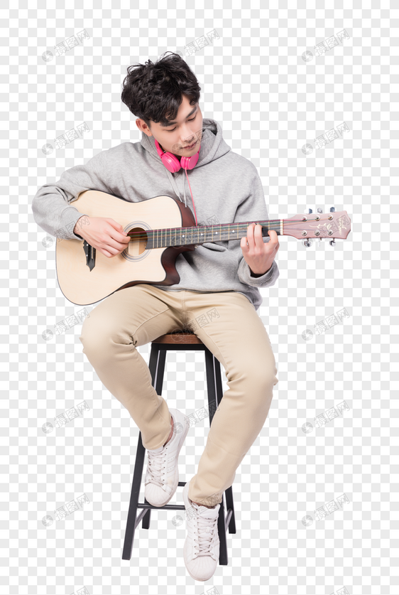 微笑着弹吉他的阳光男孩