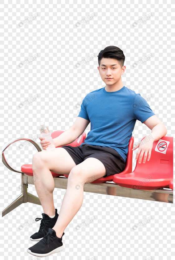 运动后坐着休息喝水放松的年轻男性