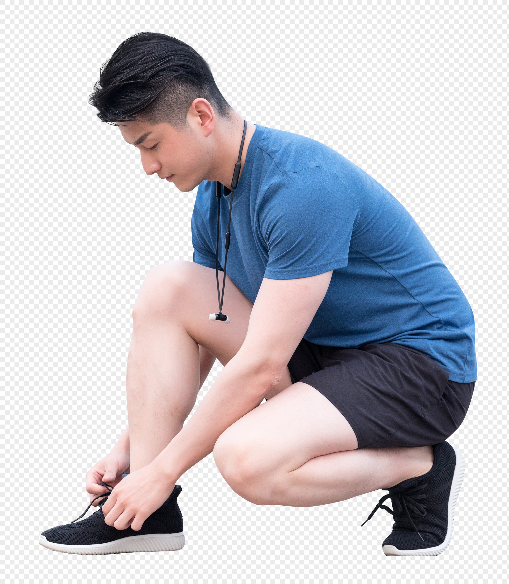 蹲着系鞋带的运动男性