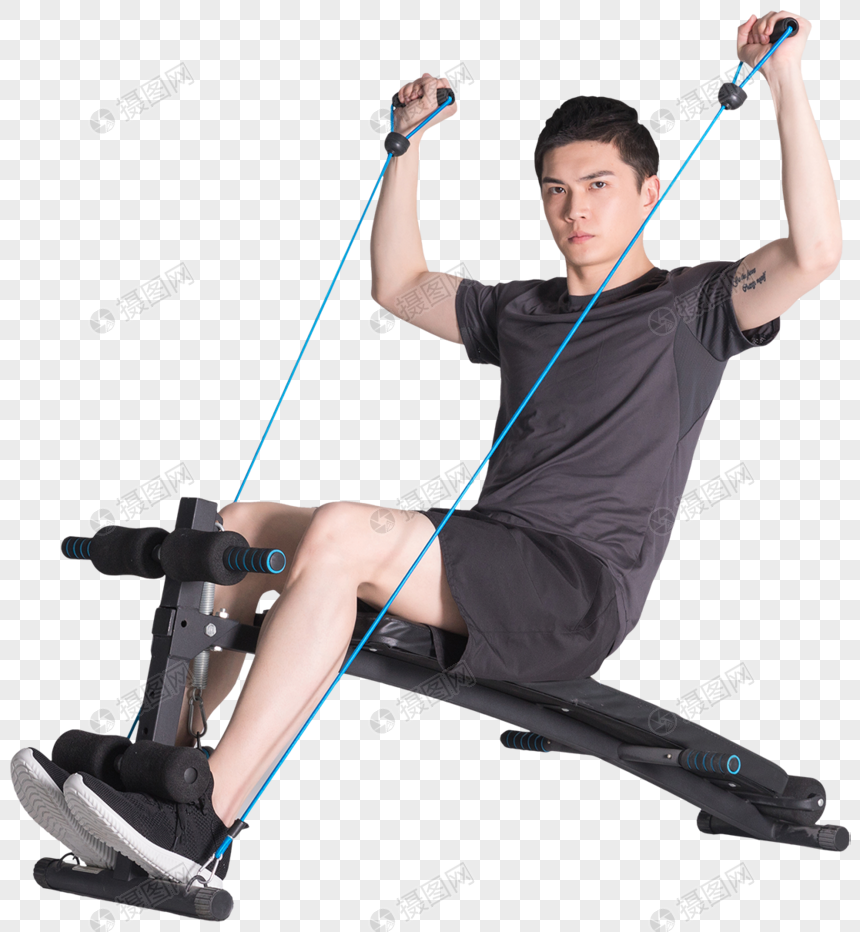 坐在运动器械上拉阻力带的健身男性