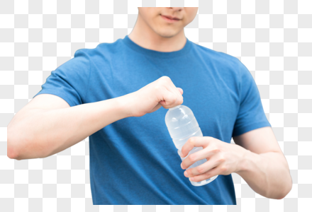 运动健身后站着喝水的年轻男性图片