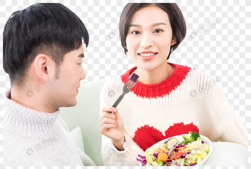 情侣在客厅沙发吃饭