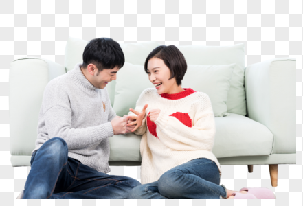 坐在客厅互动玩游戏的年轻情侣图片