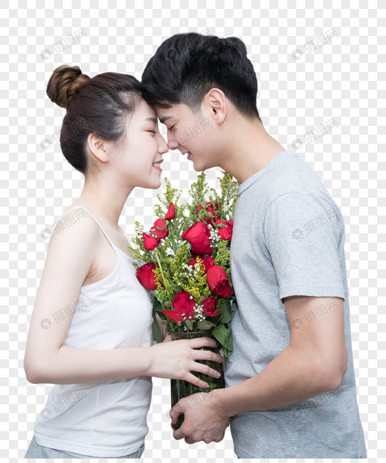情侣捧着玫瑰花甜蜜合影图片