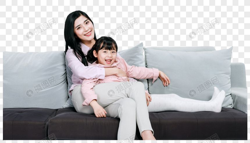妈妈和女儿一起坐在沙发上图片