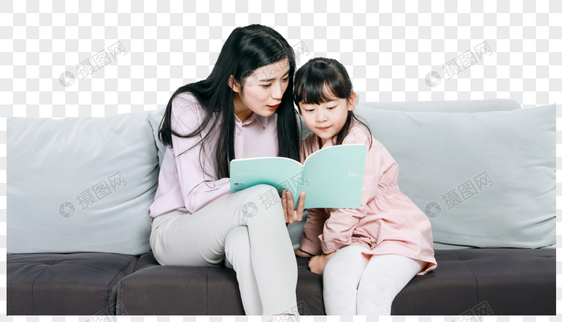 妈妈和女儿坐在沙发上看书图片