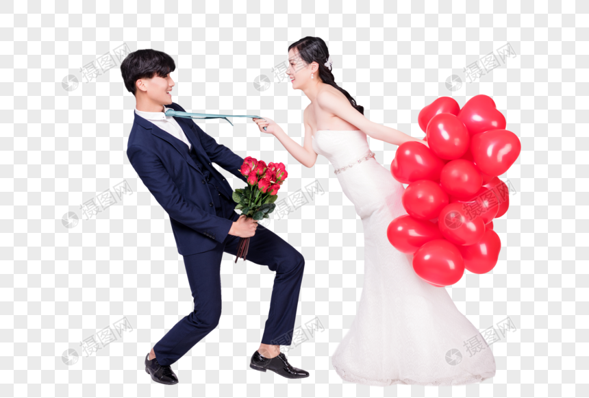 情侣婚纱手持爱心气球互相打闹动作图片