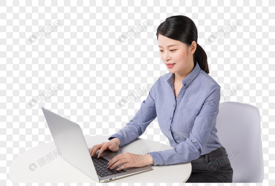 使用电脑商务办公的职场女性图片
