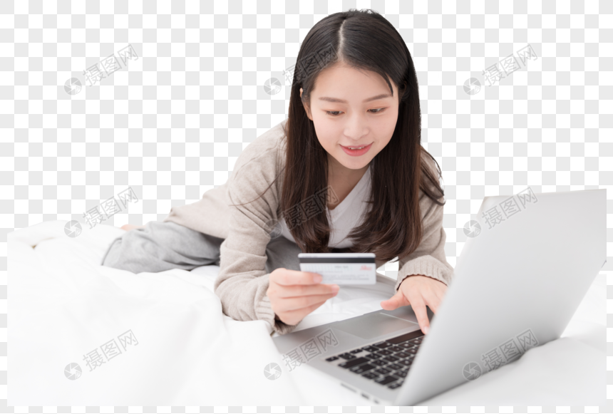 拿着信用卡在床上网购的女生图片